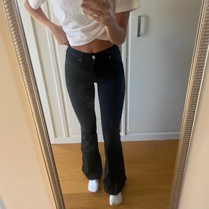 Svarta bootcut jeans - Svarta bootcut jeans from Dr Denim. Storlek S. Anvönds inte längre.