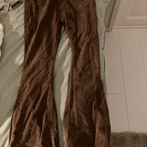 Bruna byxkor - Jag köpte dessa byxor från shein men dom var för stora och för långa så tyvärr han jag inte använda dom! Dom är perfekta för hösten💭