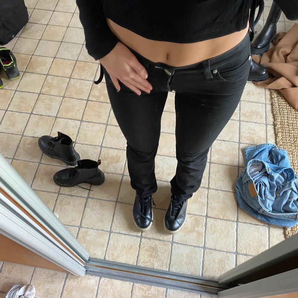 Svarta jeans från acne. Långa i benen, går över skon. Jag är 1,72cm. Knappt använda. Jeans & Byxor.