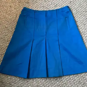 Säljer denna kjol i en superfin blå färg. Storlek 36 men passar även 32/34.