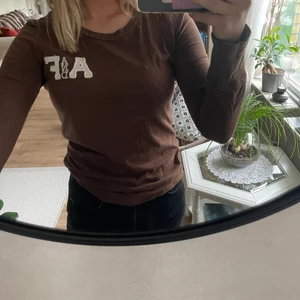 Brun tröja med trycket ”AandF” - Skön, ganska tunn, tröja som sitter tight på kroppen med en bra passform!