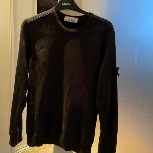 Stone island  - Säljer min stone island sweatshirt köpt från nk och säljer då jag inte använder den så mycket längre, tröjan är i storlek S (passar mig som är 177 lång) och är i bra skick. Det enda är att patchen/märket har skrynklat ihop sig/böjt sig lite men kan nog enkelt åtgärdas (vet ej om man kan stryka eller inte). 