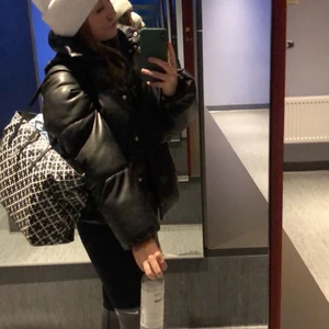 Skinnjacka  - Skitsnygg skinnjacka från Veromoda som är köpt förra hösten. Skit bra skicka och verkligen varm o funkar under vintern