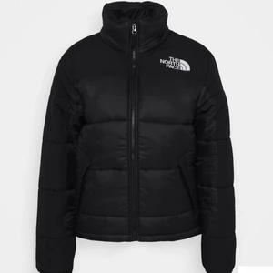 NorthFace jacka - Säljer min superfina North face jacka då den inte används, köpte förra åren så använd under den vinter men fortfarande i superfint skick!! I stolek m men sitter snyggt oversized på mig som är s. Köpt för 2395 kr på zalando, hör av dig om du undrar något!