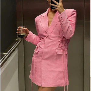 Blazerklänning Med Snörningsdetaljer - Blazerklänning från Hanna Schönberg x NA-KD kollektion. Använd 1 gång och är i storlek 36 (helt slutsåld storlek), säljes pga att jag inte finner någon mer användning av den. Kan både mötas och fraktas men köparen står för frakten! Vill man ha fler bilder går det bra att höra av sig! Nypris på hemsidan: 749 kr. 