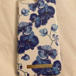 IDEAL OF SWEDEN skal - IDEAL OF SWEDEN SKAL, blommigt. Det är nästan oanvänt skal. Säljer pågrund av att jag har bytat telefon. Skalet är till en iPhone 7+.                                                      Pris:50kr