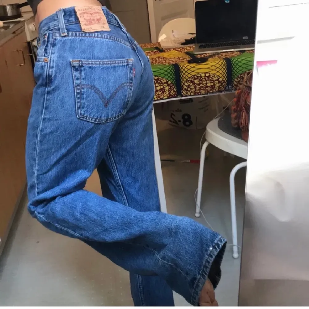 LÄGGER UPP IGEN PGA OSERIÖS KÖPARE!                               Ett par snygga Levis jeans i nyskick, waist 30  innerbenslängd 75 cm   Jag är 1,65                                      BUDA PRIVAT🤍                                                                    (Lånade bilder). Jeans & Byxor.