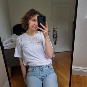 Cheap Monday  - En fin och simpel vit tröja från Cheap Monday, lite lösare modell. (Byxorna säljs också på min sida). Tveka inte att komma privat för ytterligare frågor:)