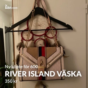 En medel stor - til liten väska  - Använd typ 3 gånger fin väska har några fack, köpte för 500 kan diskutera pris minst 200! 