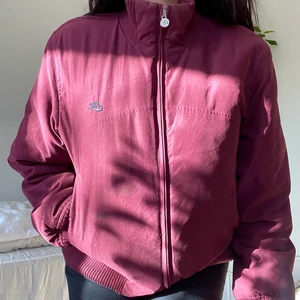Nikejacka - Ascool vintage nikejacka!! Perfekt för höst/vinter då den är vadderad och varm😌 Köpt secondhand för några år sedan men är knappt använd av mig, den har några fläckar fram på jackan (går säkert bort i tvätten, har ej försökt) som syns på andra bilden!💜💜💜 I storlek S men skulle passa M/L också!
