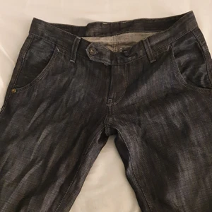 Y2k jeans - Så snygga låg midjade blå/grå jeans. Köpta second hand, märket är pepe jeans:) 100% bomull. Va tyvär för små på mig. Stolek w 28 l 32