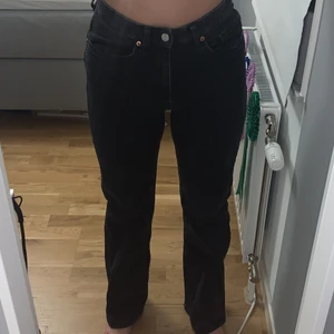 Monki jeans  - Säljer mina monki jeans då jag inte använder dom, har använts ungefär 5 gånger och är som nya!! Dom sitter fint, bra i längden och runt midjan!💞💞