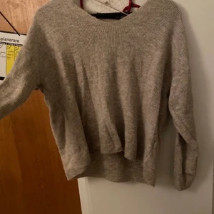 Tjocktröja - En beige tjock tröja från Vera Moda