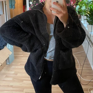 Svart fårjacka/kofta - Jättemysig kofta i storlek M. Köpte det i en storlek större då jag ville ha den lite mer oversized. Är normalt storlek S. Säljes då jag rensar ut garderoben på jackor. 