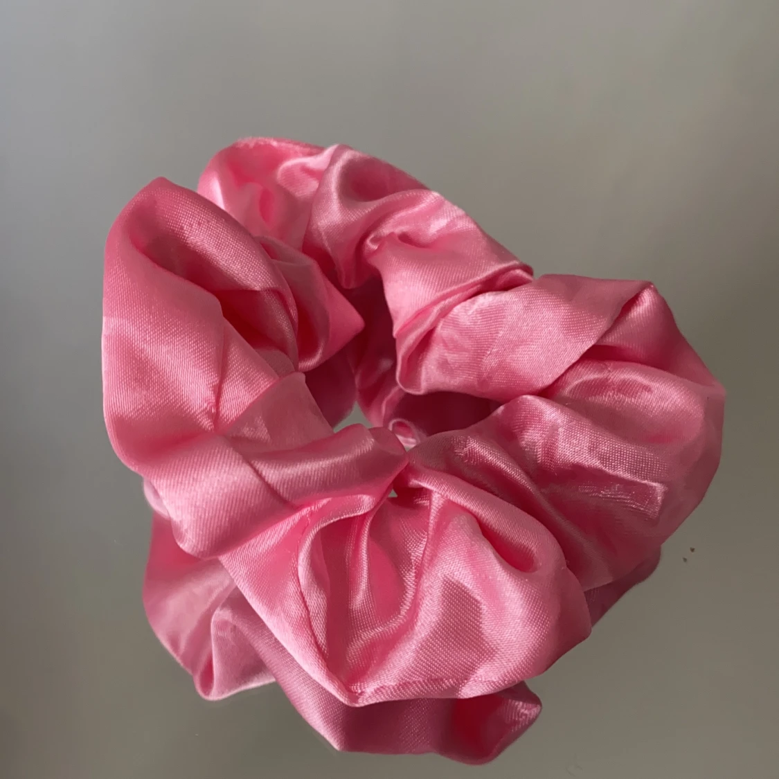 Rosa scruncie,köpare stårför fraktpengar - 90