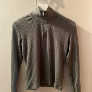 Långärmad tröja - Långärmad tröja med dragkedja från BikBok. Kan mötas i Stockholm eller skicka. Frakt: 66kr spårbart 💗