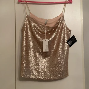 Paljettlinne - Snygg fest topp i champagne färg med paljetter! Aldrig använd enbart testade, lappar finns kvar
