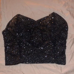 Glitter topp - Bandeu topp, stor på mig så bilder från förra tjejen! Köp direkt  för 230 