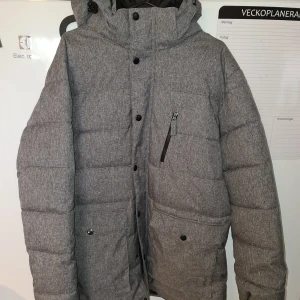 NY! Jättefin, grå,vinterjacka  - En ny, grå vinterjacka. Varm och skön.  Nypris 900 kr