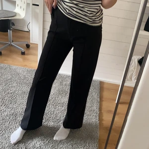 Kostymbyxor  - Komstymbyxor från madlady, ALDRIG använda. Raka långa ben💕 kom privat för mer information