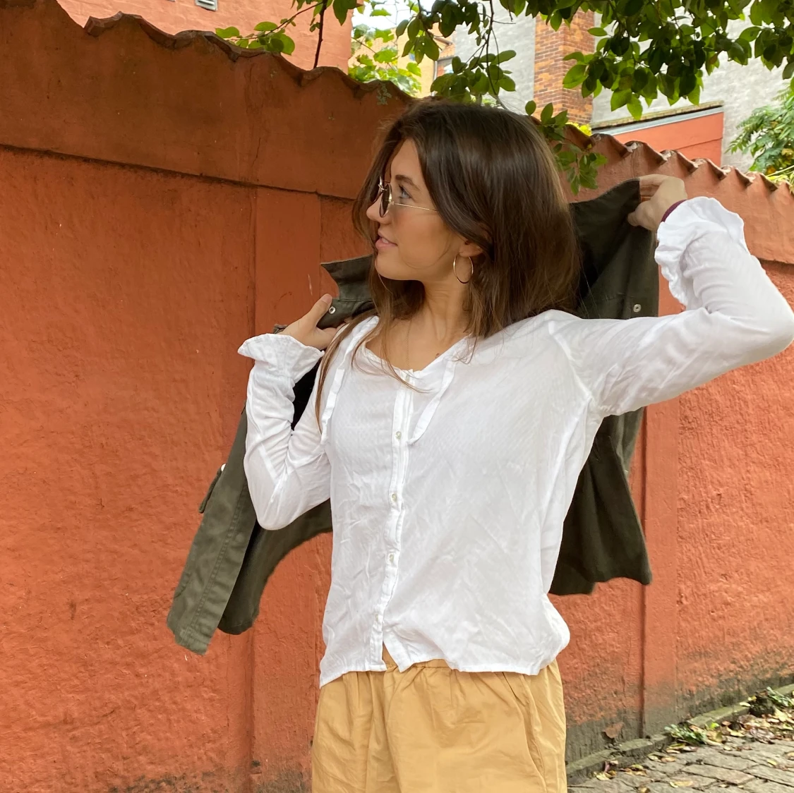 Hvid skjorte med flæsedetaljer