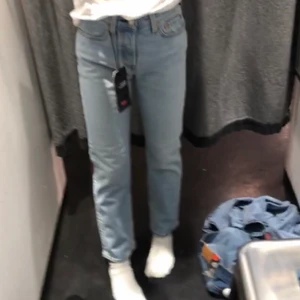 Levis wedgie straight str 25  - Ett par jätte fina Levis wedgie straight jeans. Andvända fåtal gånger. Säljer för att de har blivit försmå för mig. Jag köpte de nya på Levis hemsida för 1100kr. Storleken på dessa är 25 med L28.               KÖPAREN STÅR FÖR FRAKTEN💙💙