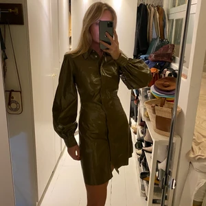 Lak kjole  - Samsø Samsø lak kjole, aldrig brugt 