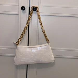 väska - Yttligare en helt oanvänd väska från zara. Krämvit färg.💕