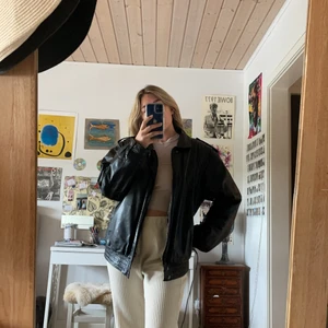 Vintage läderjacka - Snygg äkta läder jacka som är vintage och har vaddering inuti! Står inget märke❣️ Skriv ifall ni vill ha fler bilder! Är snyggt oversized på mig som annars har xs/s