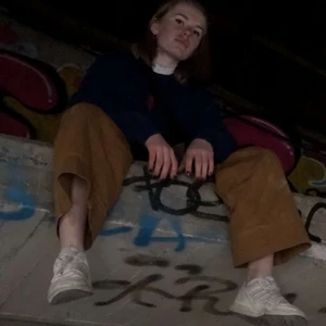 Monki byxor - De är orange-bruna lite ljusare, as balla från monki. Har använt de flera gånger men de är fortfarande i gott skick. Storlek S, tajt runt rumpan men blir lösare sen