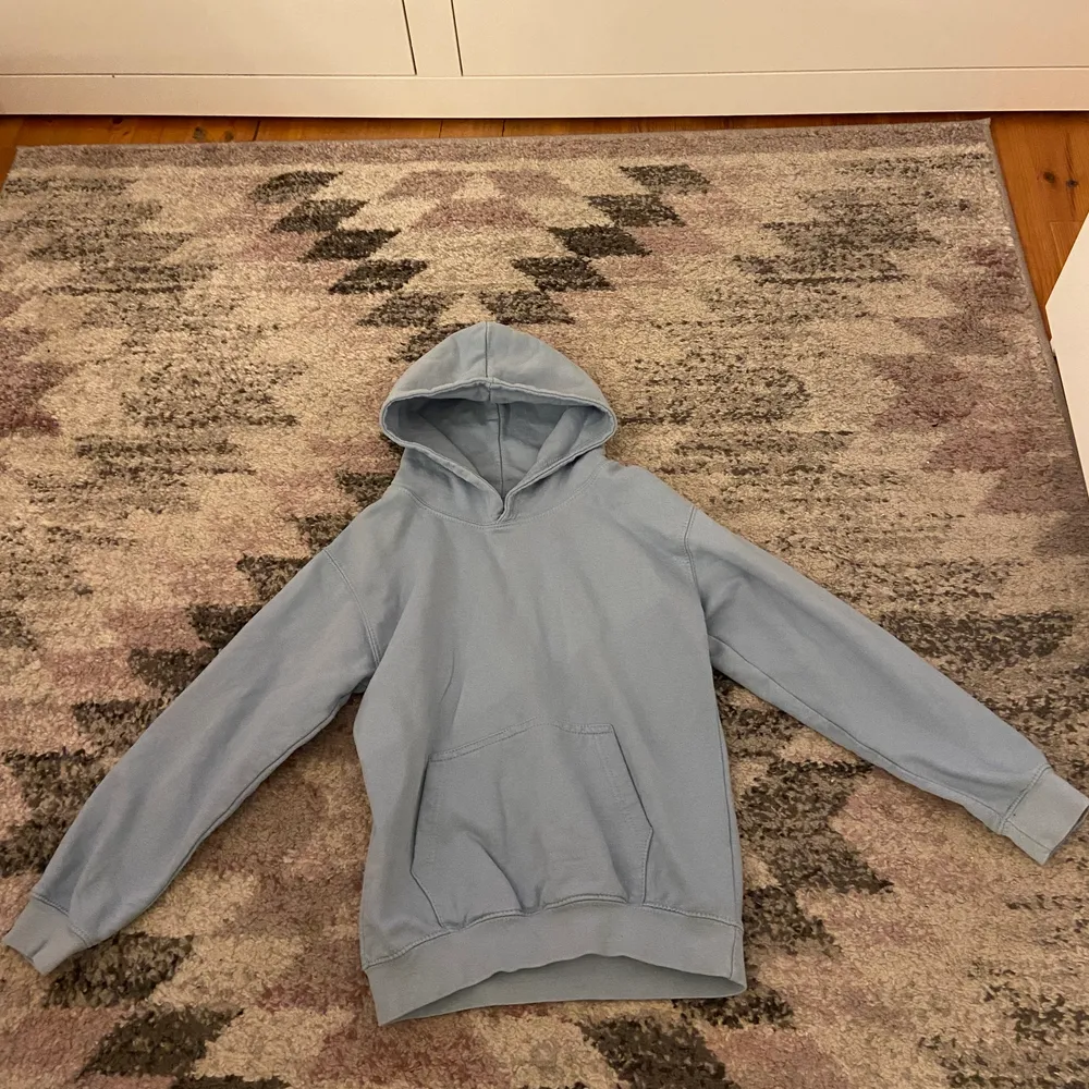 Jag säljer en pastel blå hoodie, den ser lite grå ut på ena bilden men är pastel blå! Passar bra till allt, en myskväll eller i skolan! Köparen står för frakt.. Hoodies.