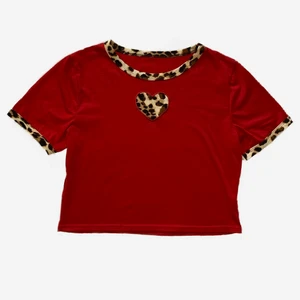 Leopard-tee - Supersöt croppad röd t-shirt med detaljer i leopard❤️ Så söt och skön men inte längre min stil </3 Passar nog xs-m beroende på hur tight man vill att den ska sitta!