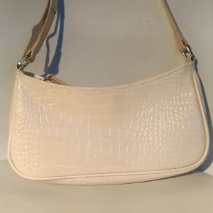 Monki Baguette bag/handväska  - Baguette bag/handväska från Monki, typ helt oanvänd och i prima skick😘 var inte rädd för att be om fler bilder❤️