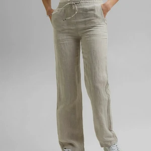 Esprit linnebyxor - Säljer mina linnebyxor från esprit eftersom att dom är för stora 💔💔 Endast använda fåtal gånger! Dom är perfekt i längden på mig som är 169 cm lång💕 dom är i storlek 40 men sitter mer som en 38