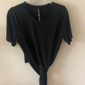 Karen Miller t-shirt - Fick denna tröjan/knytblusen av min mamma för några år sedan. Den är jättefin men kommer inte till använding av mig. Kvaliteten är väldigt bra. Tyget är stretchigt och ganska tjockt för att vara en t-shirt, och den är så bekväm. Passformen är ganska tight på mig, och går ungefär till naveln.