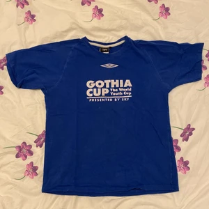 Officiell Gothia Cup personaltröja - Ja denna tröja e faktiskt väldigt nice! Regular fit och unik i stil🕺👕. Jag vet faktiskt inte varför jag har en officiell tröja som personalen har men den e nice som hemmatröja eller gymtröja