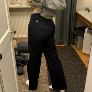 Blåa kostymbyxor utvidgade - SKITSNYGGA blå randiga kostymbyxor. passformen är perfekt runt midjan och är utvidgade längs benen.