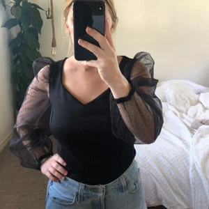 Svart blus - Svart blus med mesh och puffärm🖤