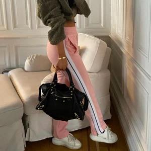 ÄKTA PALM ANGELS, STORLEK S - Jätte bra skick, inga hål och inga fläckar, knappt använda! Äkta Palm angels från Miinto, köpte för ca 1/5 år sedan. Jätte trendiga, men kommer tyvärr inte mycket till användning… storlek S, passar även en XS. Dock är jag vanligtvis en M. beror på hur man vill att passformen ska vara. Är 164/167, passar min längd. Både tjejer och killar kan bära dessa!! Buda, eller köp direkt för 2300kr,  budet ligger på 2000kr❤️