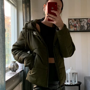 Nike Jacka - Super fin och varm jacka från Nike, är i ny skick har använt den fåtal gånger. Man man även vända jackan ut och in så att det kommer ett stort Nike märke på ryggen.