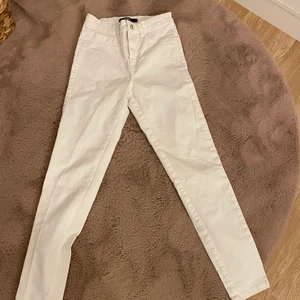 Vita jeans  - Ett par vita jeans  som aldrig använts. 