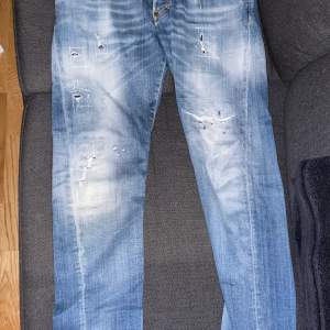 Dsquared2 Denim Jeans italiensk storlek liten 48. BRA cond, använda ca 3 gånger. NYPRIS: 6000 SEK