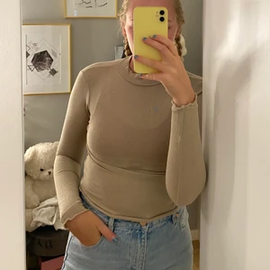 Tröja  - Fin tröja, aldrig använd, med halvt hög hals. 