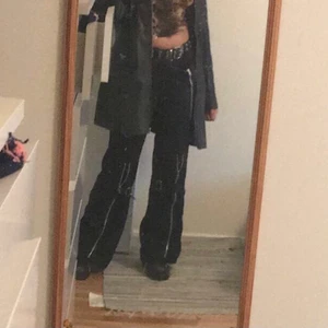 tripp nyc liknande byxor - låg midjade utsvängda bondage byxor