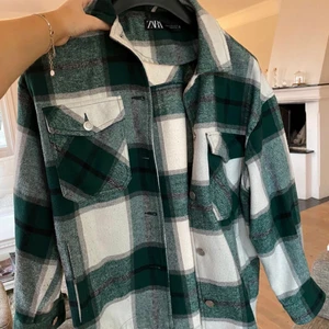 Zara rutig jacka - Jätte fin zara jacka i rutig mönster i färgen grön! Lägg bud💗💗storlek S