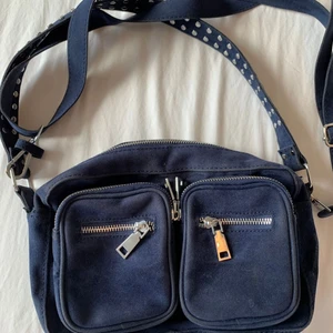 Blå noella väska - !Lånad bild! Mellan stor noella väska i blå färg därav har färgen solblekt lite men man ser fortfarande att den är blå. Man får plats med mycket i den förra sommaren fick jag plats med de vanliga man har + en handduk och badkläder. väskan saknar en lite dragkedja där framme.🛑 Sjukt praktiskt och fin till skolan och jobb🛑 NYPRIS PÅ 700kr