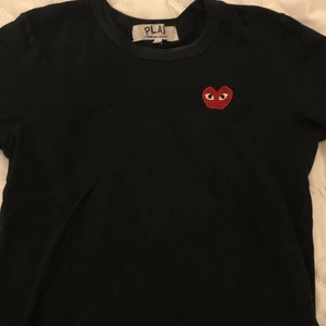 Cdg tröja  - Jag undrar om någon är intresserad av att köpa min cdg tröja, storleken är en S men passar också en XS💗hör av er vid fler frågor och bilder💗