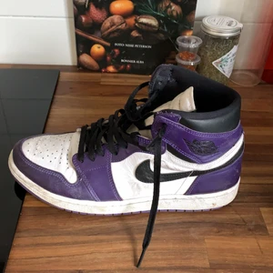 Jordan 1 High  - Storlek 45, köpta på sneakershyllan. Box och kvitto finns med! De är smutsiga men är enkla att rengöra, då ser de ut som nya.
