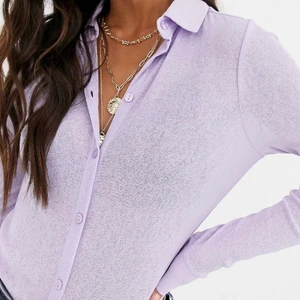 Lila genomskinlig topp - Oanvänd topp, lila och lite genomskinlig. Väldigt snygg till jeans. Köpte den från asos men den är för liten för mig. 