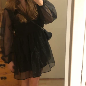 Volang klänning  - Svart volangklänning från Gina tricot. Så snyggt material och nästan oanvänd💕💕